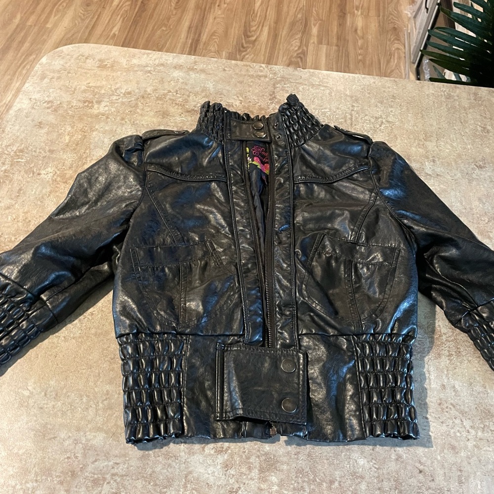 Black leather short sleeve halter jacket ✨